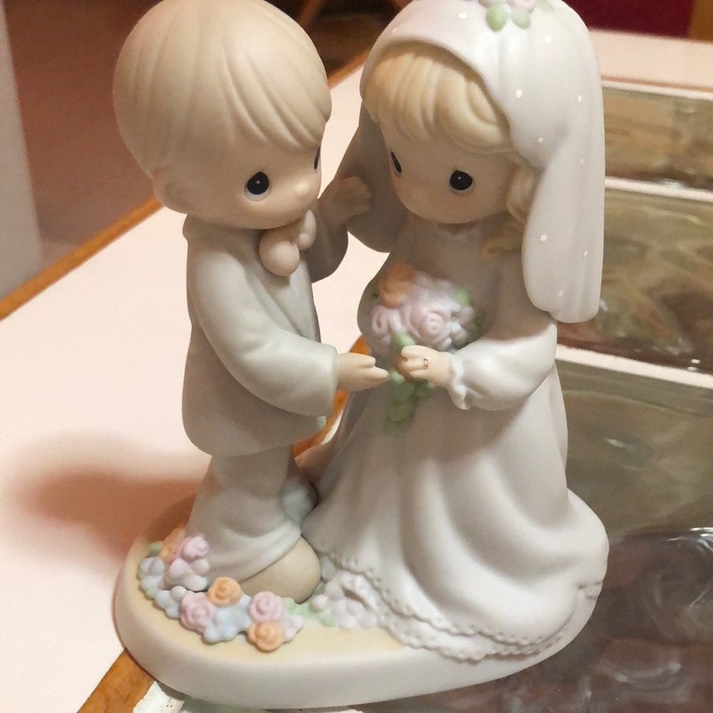Vintage precious moments in love forever She is carrying a floral bouquet.